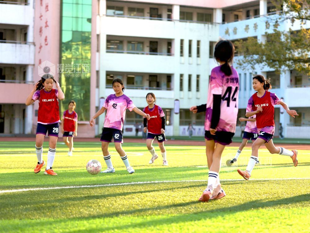 江西分宜：女子足球训练忙（图）