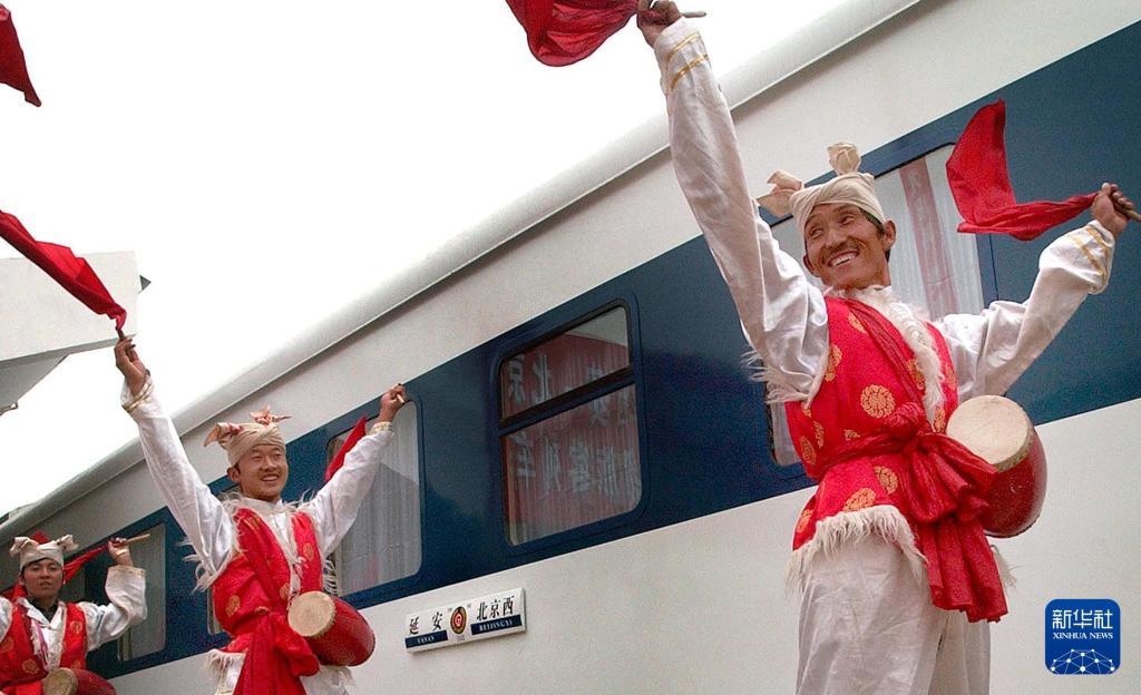 2005年7月1日，延安人以安塞腰鼓庆祝延安至北京西的T45次特快列车首发。T45/46是陕北革命老区第一对直通北京的特快旅客列车，行程16小时38分。新华社记者 丁海涛 摄