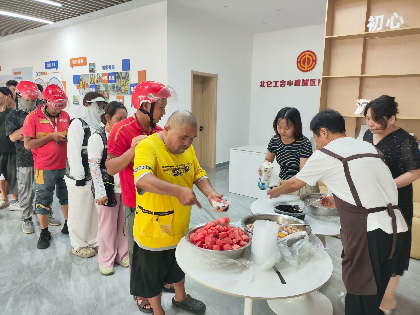 图为新业态劳动者周二“甜品盲盒”活动