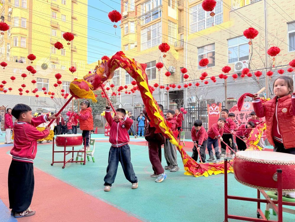 2025年12月30日，小朋友在幼儿园内舞龙舞狮，传承民俗文化，喜迎新年到来。