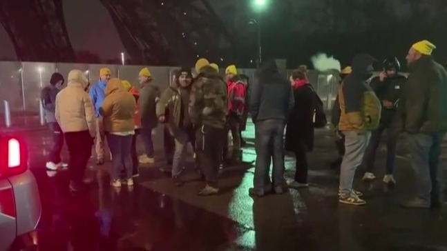 法国农民拖拉机“封锁”巴黎抗议自贸协议