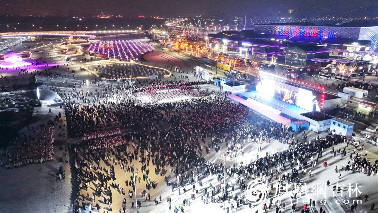 1月6日晚，长春肆季南河，第十二届全国大众冰雪季开幕现场。