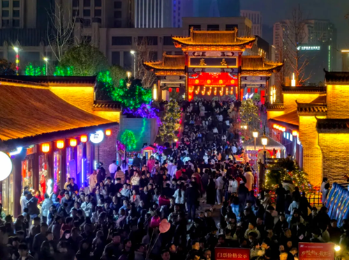 人潮涌动的景区