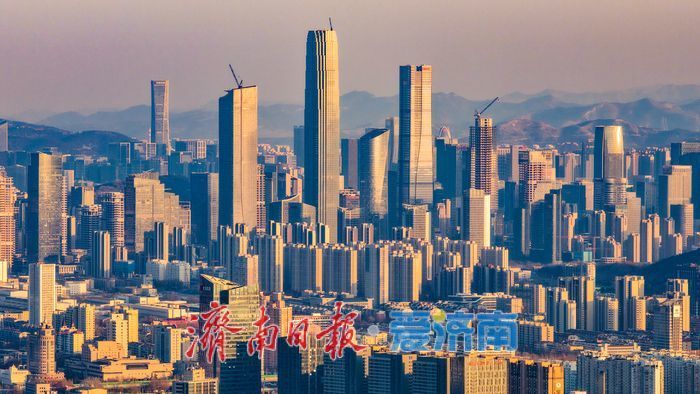 落日熔金染泉城