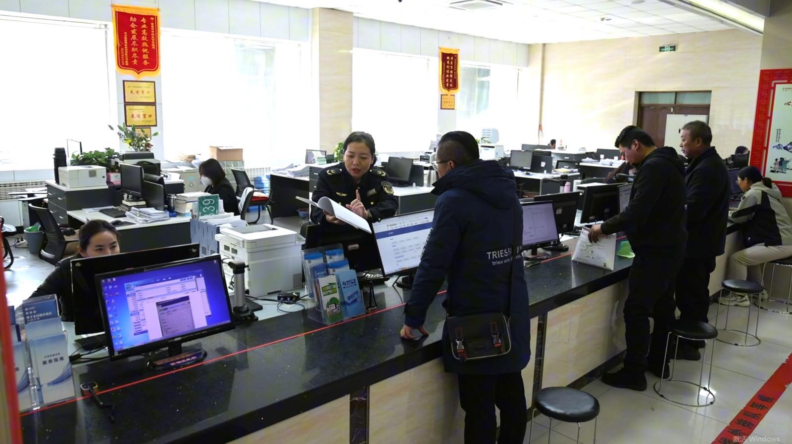 △金昌市政务服务中心大厅内工作人员正在耐心指导办业务的群众