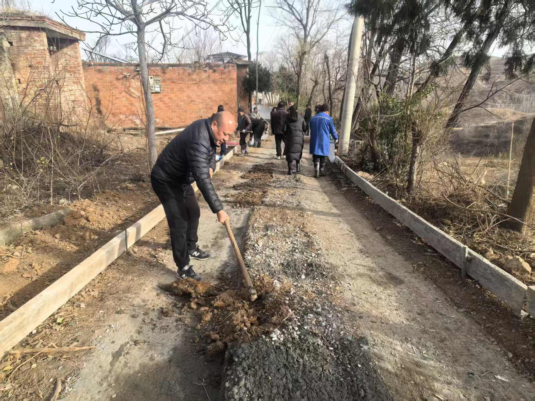 驻村工作队帮忙施工