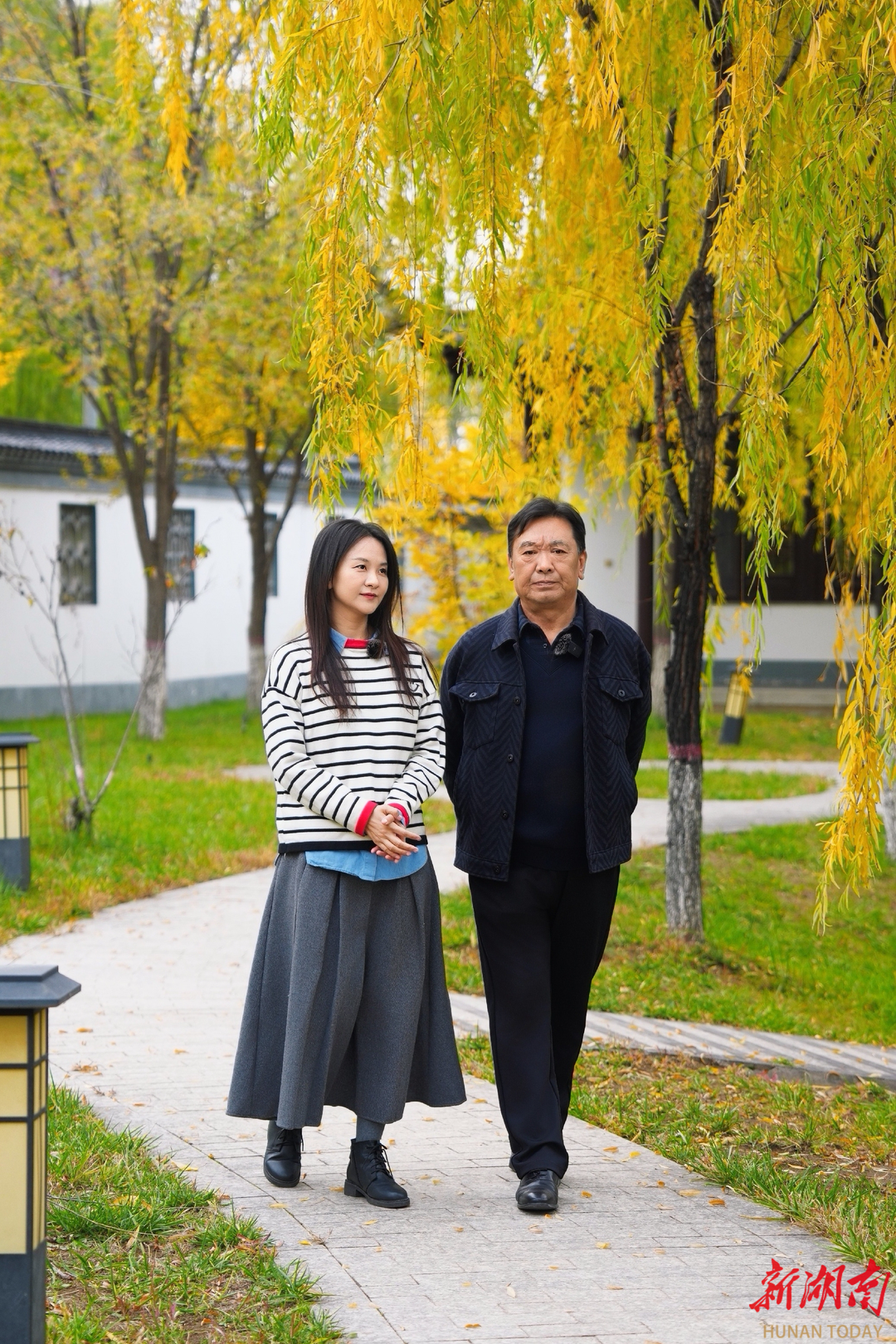 连新安(右)为湖南日报全媒体记者解联。