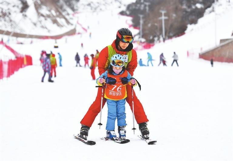 教练辅导小学生练习滑雪　史有东