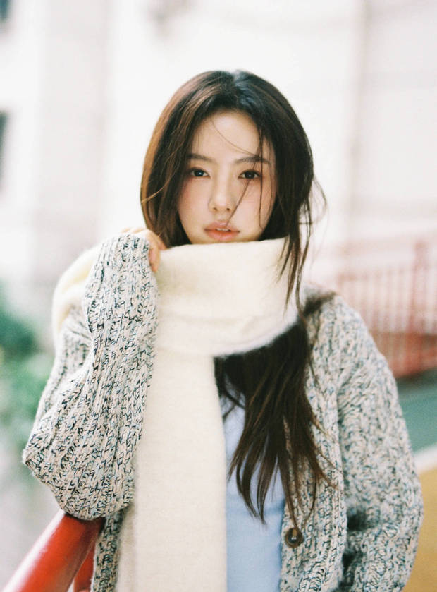 搜狐娱乐讯 1月3日，蔡文静在社交平台分享一组私照，照片里的她穿灰色毛衣戴着白色围巾，生命力满满。