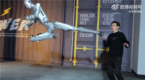 人形机器人演示能不能别打打杀杀了？有本事擦擦桌子、拖拖地