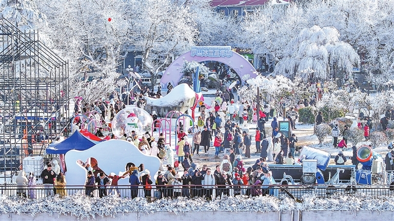 “庐山冰雪嘉年华”街心公园游人如织。