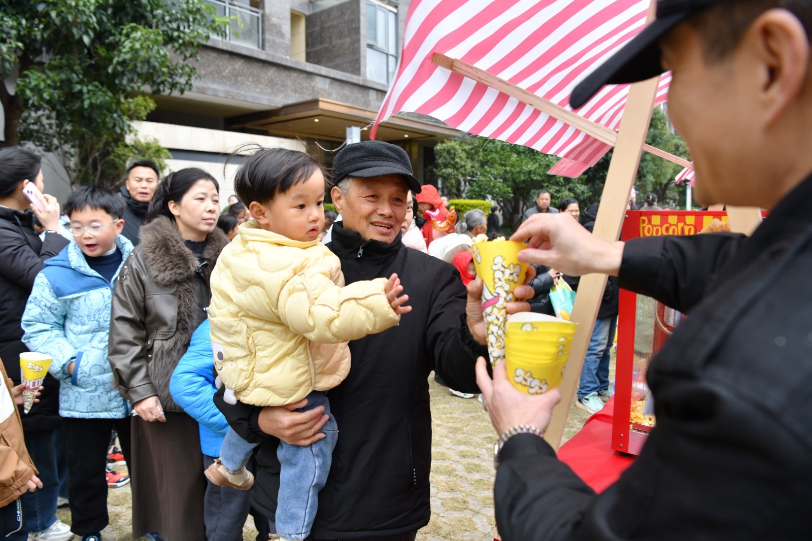 居民领取爆米花。