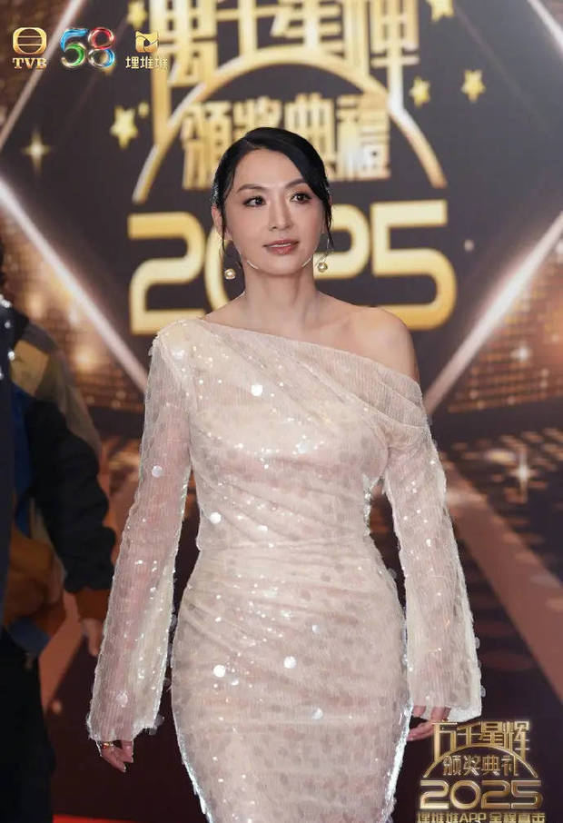 陈炜穿亮片斜肩裙闪闪发光。
