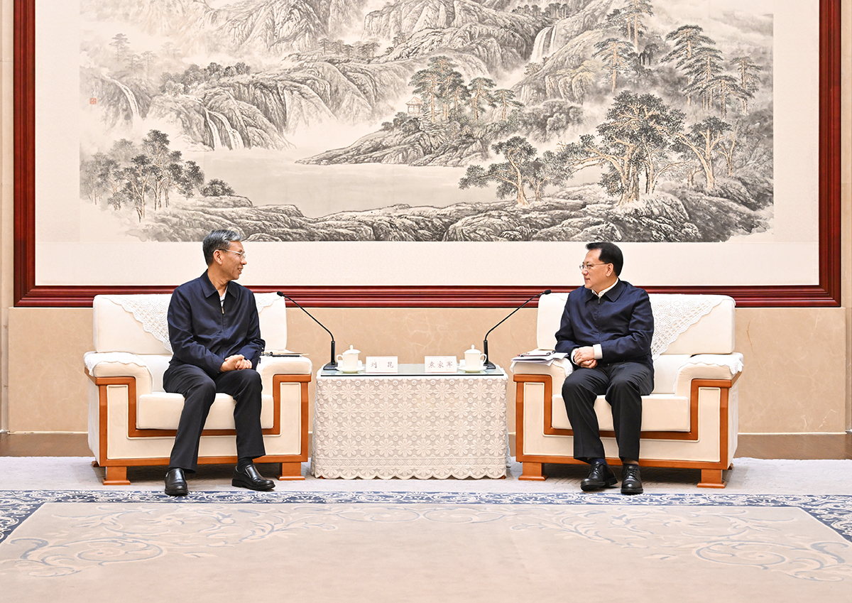 ▲1月7日下午,市委书记袁家军会见全国社保基金理事会党组书记、理事长刘昆。记者 刘力 摄/视觉重庆