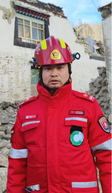 图：韩佼在抗震救灾一线