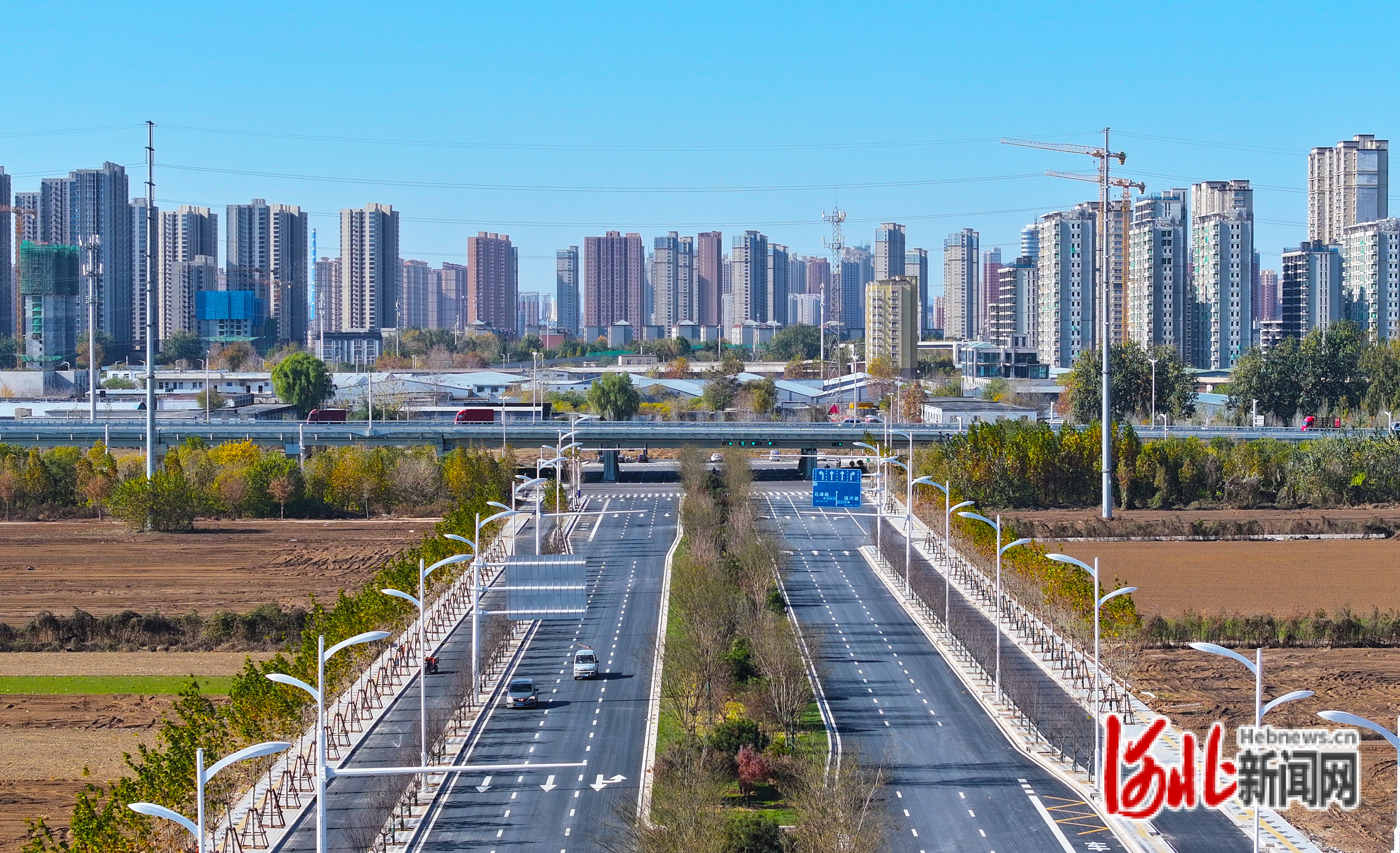 2025年11月18日,车辆行驶在石家庄市宝源路(复兴大街至珠峰大街)道路上。该道路的通车,新增了一条连接复兴大街的城市主干路,提高了区域通行效率。(资料片)河北日报记者史晟全摄