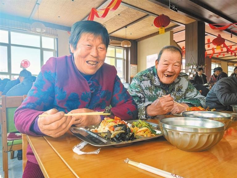 马录川夫妇在西峰镇综合养老服务中心食堂吃饭
