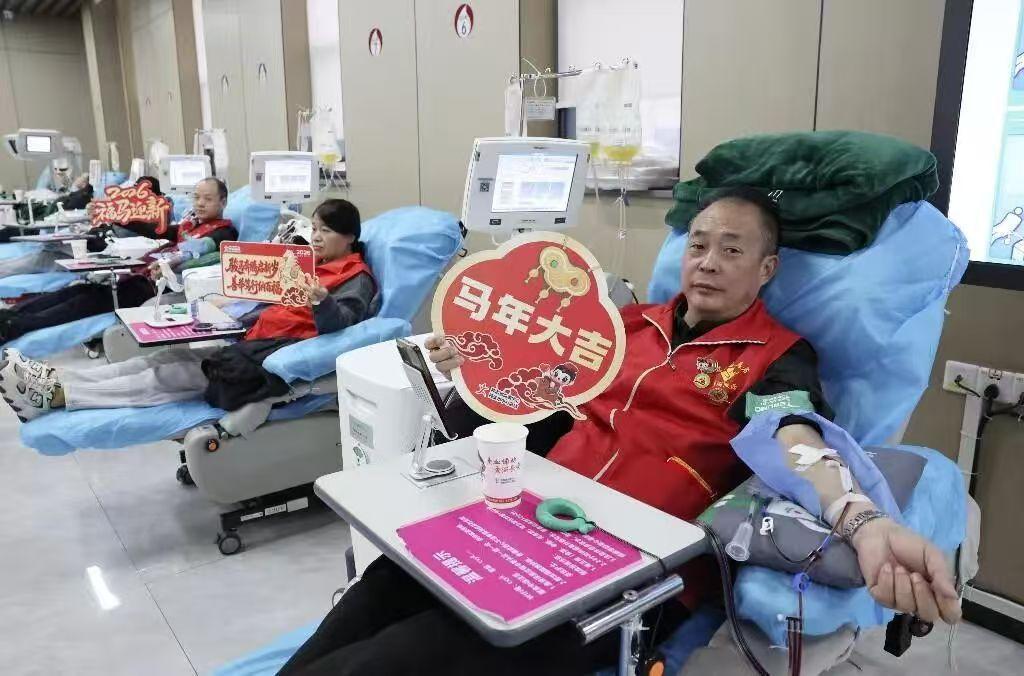 暖“心”闻:元旦献热血 善举暖寒冬