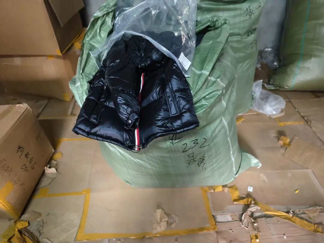 涉案约18万元!德安警方破获一起销售假冒知名品牌羽绒服案
