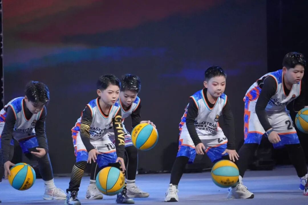 （孝感市中小学生参与开幕式展演）