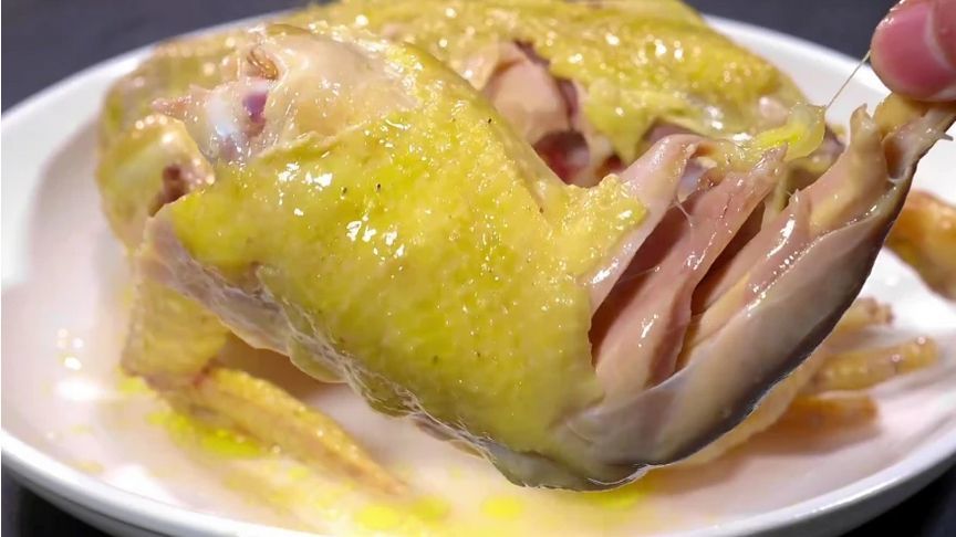 广东一位70岁老厨师分享正宗隔水蒸鸡的做法，鸡肉爽滑鲜嫩多汁