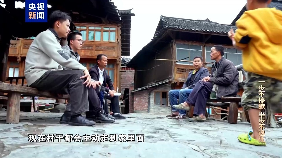 电视专题片《一步不停歇 半步不退让》第一集《纠风治乱为民》