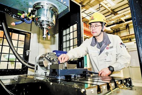 2025年4月21日，张雪松在生产线上忙碌。 本报资料片