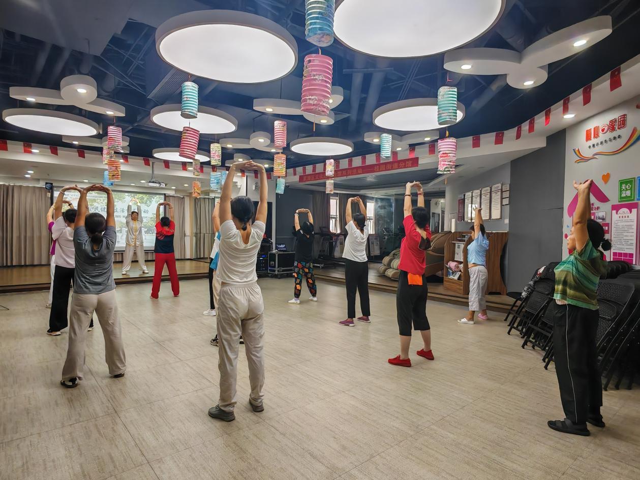 罗湖桂园新围社区“养生操练&middot;颐养身心”八段锦班