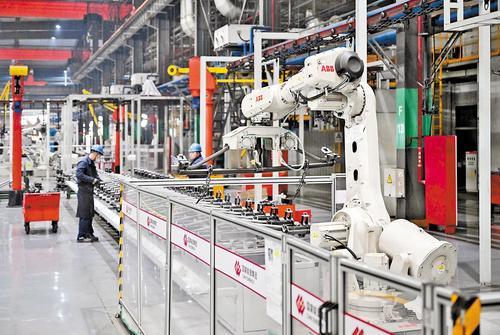 1月9日，机械臂在列车制动梁检修线上工作。