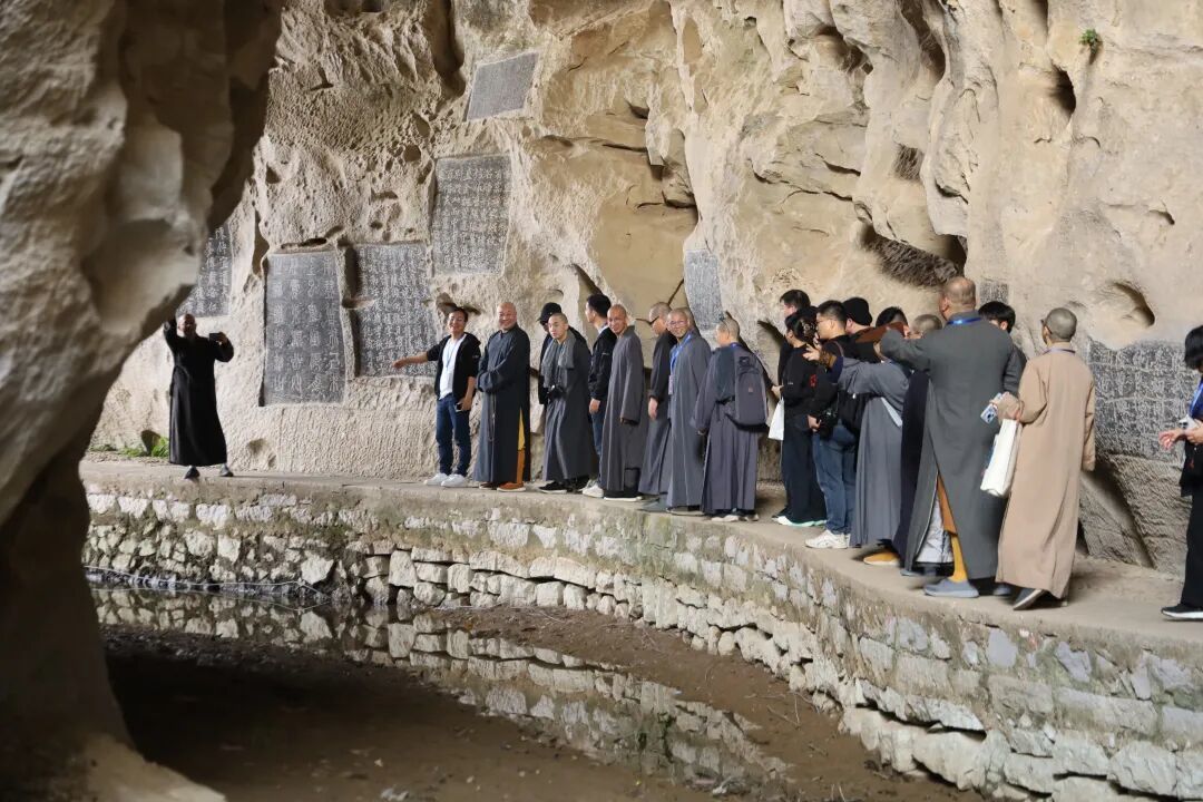 一只背包一间小庙，一场长达十年的“追光”修行 | 凤凰网佛教广西交流营优秀作业