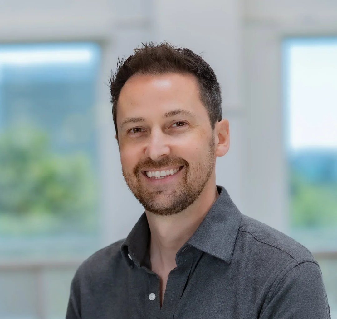 图注：这哥们就是 Alan Clarke