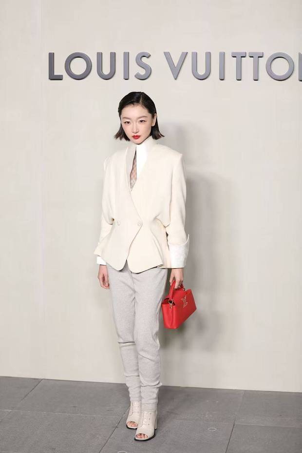 周冬雨白色西装和紧身裤搭配十分突破。