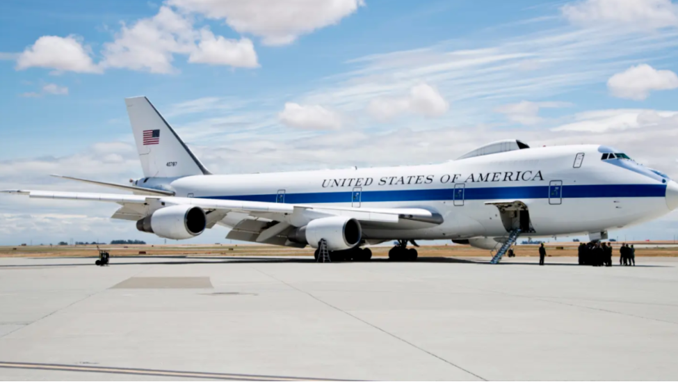 被称为“末日飞机”的波音E-4B军机