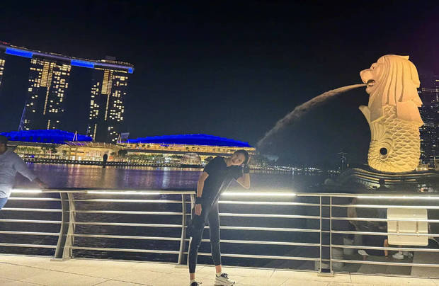 搜狐娱乐讯 15日，关晓彤在社交平台上更新美照，并配文称：“边看风景边夜跑，2026也继续快乐流汗啦～”照片中，关晓彤夜跑到鱼尾狮喷泉旁拍照，十分惬意。