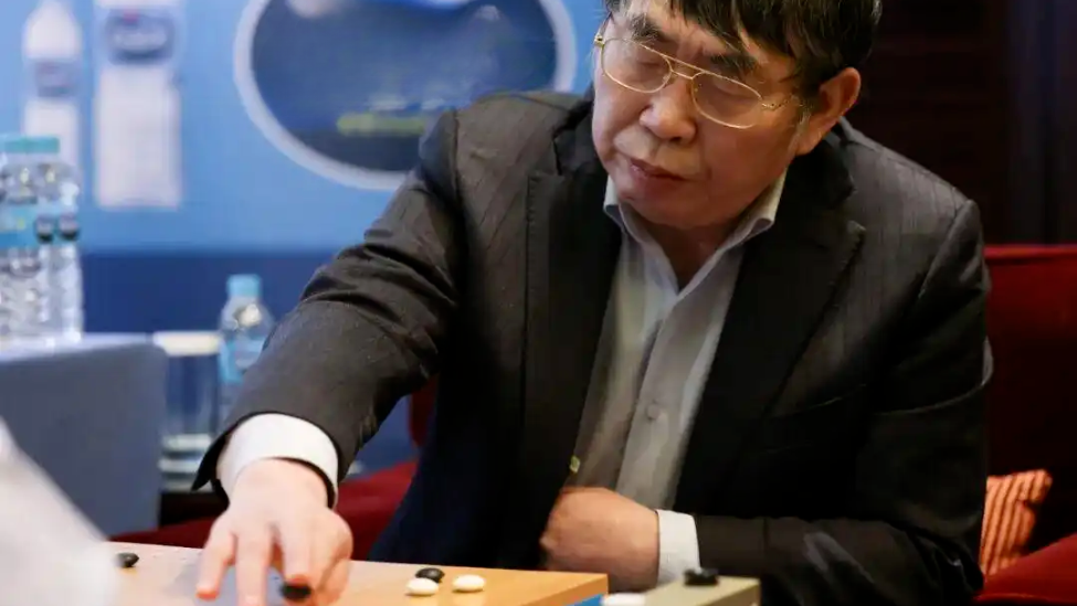 “棋圣”聂卫平：为领导挡酒我不负重托，连干4斤之后，带50警卫看姜昆演出
