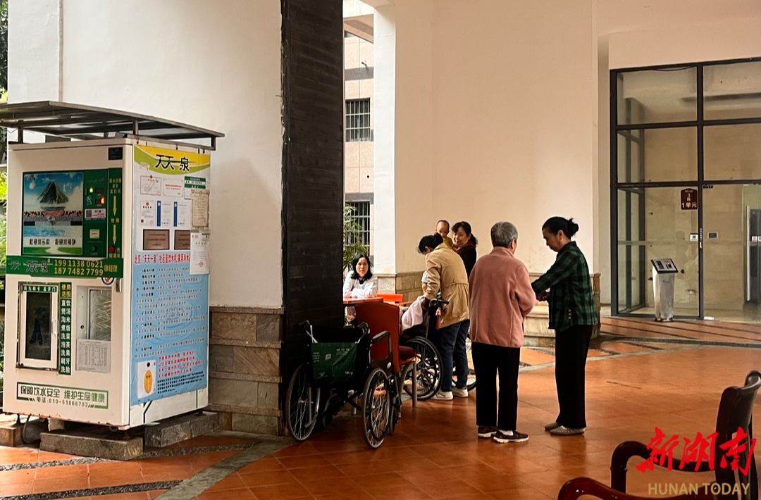 （融科三万英尺小区的老人占比不少，物业提供许多便民服务。刘乐 摄）