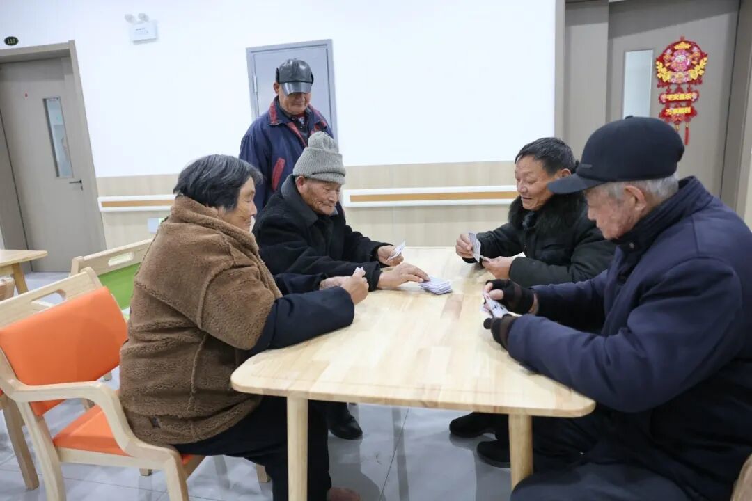 三仓镇区域性养老服务中心双人间居住环境及老人悠闲娱乐日常