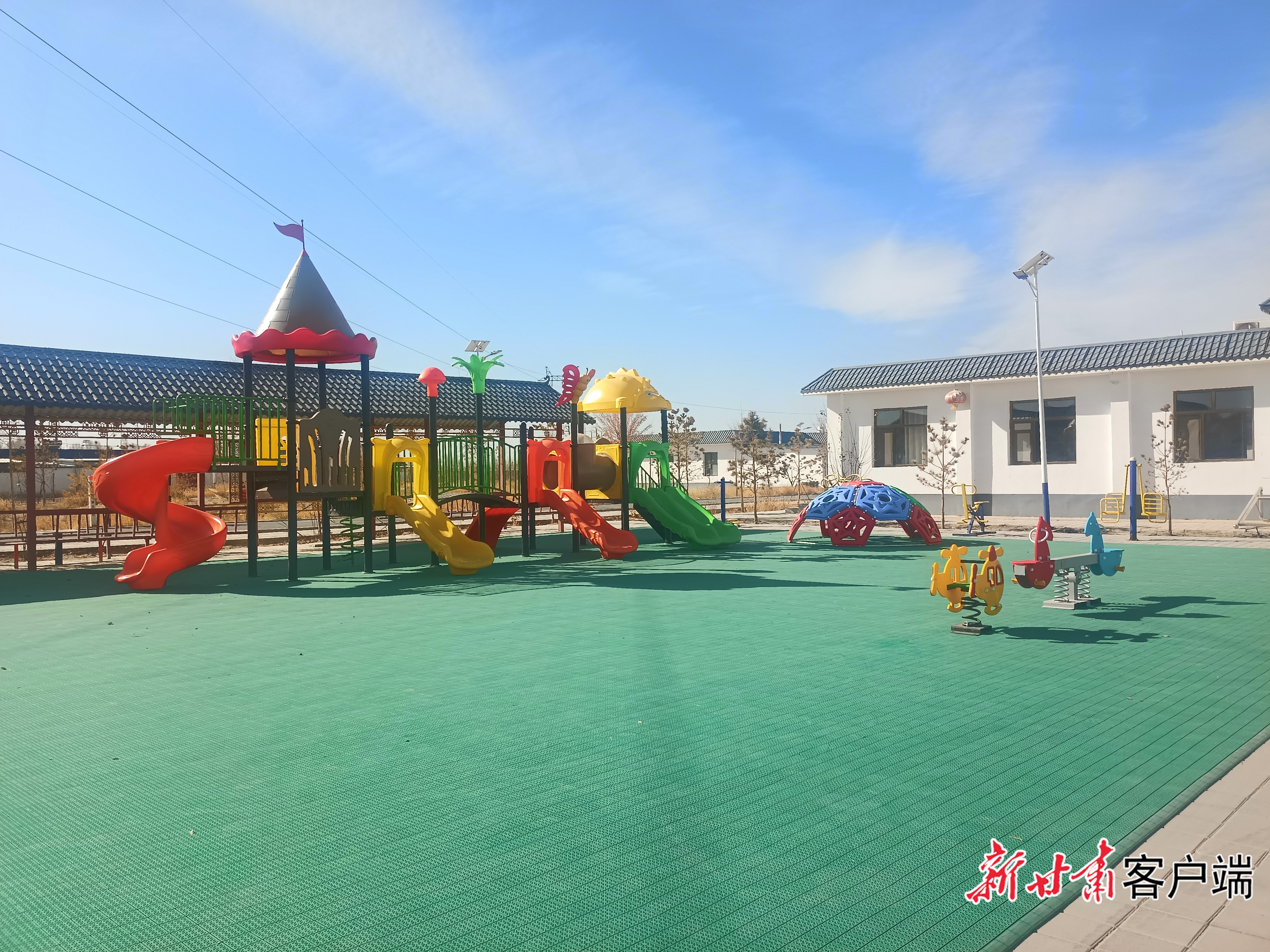 酒泉市金塔县大庄子镇双新村的儿童健身设施