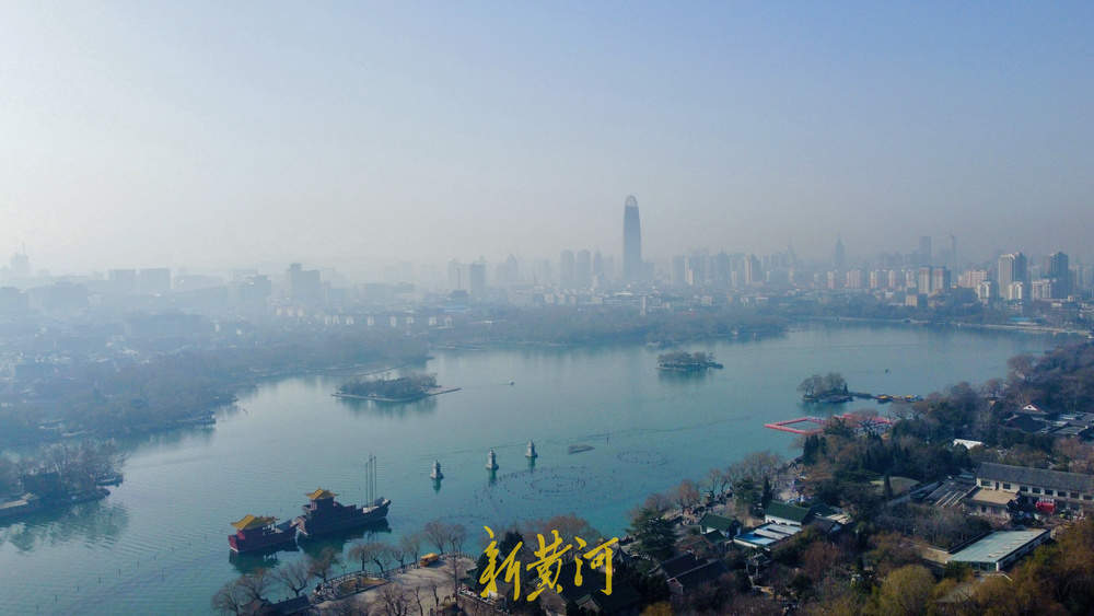 “三九”暖如春 济南大明湖呈现天青色诗画美景