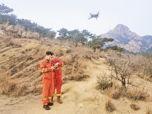 1月14日，秦皇岛市抚宁区森林消防大队驻坟坨中队的森林消防员正在兔耳山放飞无人机。 本报记者 孙也达摄