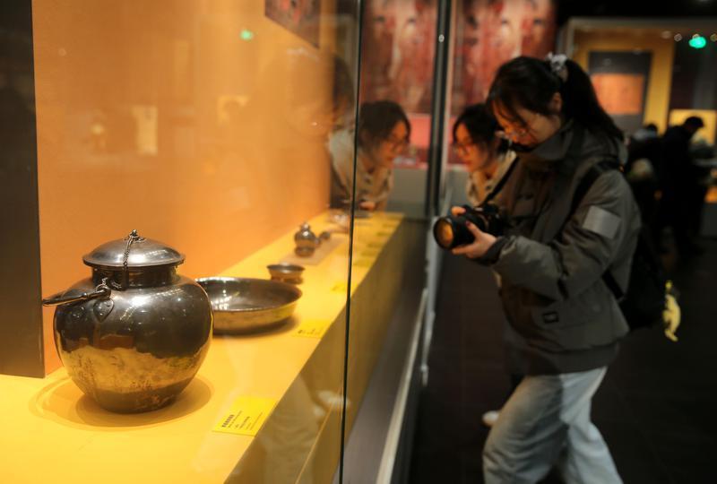 游客在展厅参观何家村窖藏出土文物。