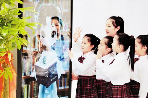 日前，雄安图书馆内，孩子们在和AI馆员进行互动。