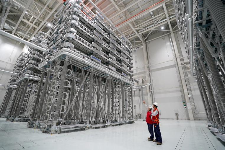 国网电科院(南瑞集团)技术人员开展试验工作