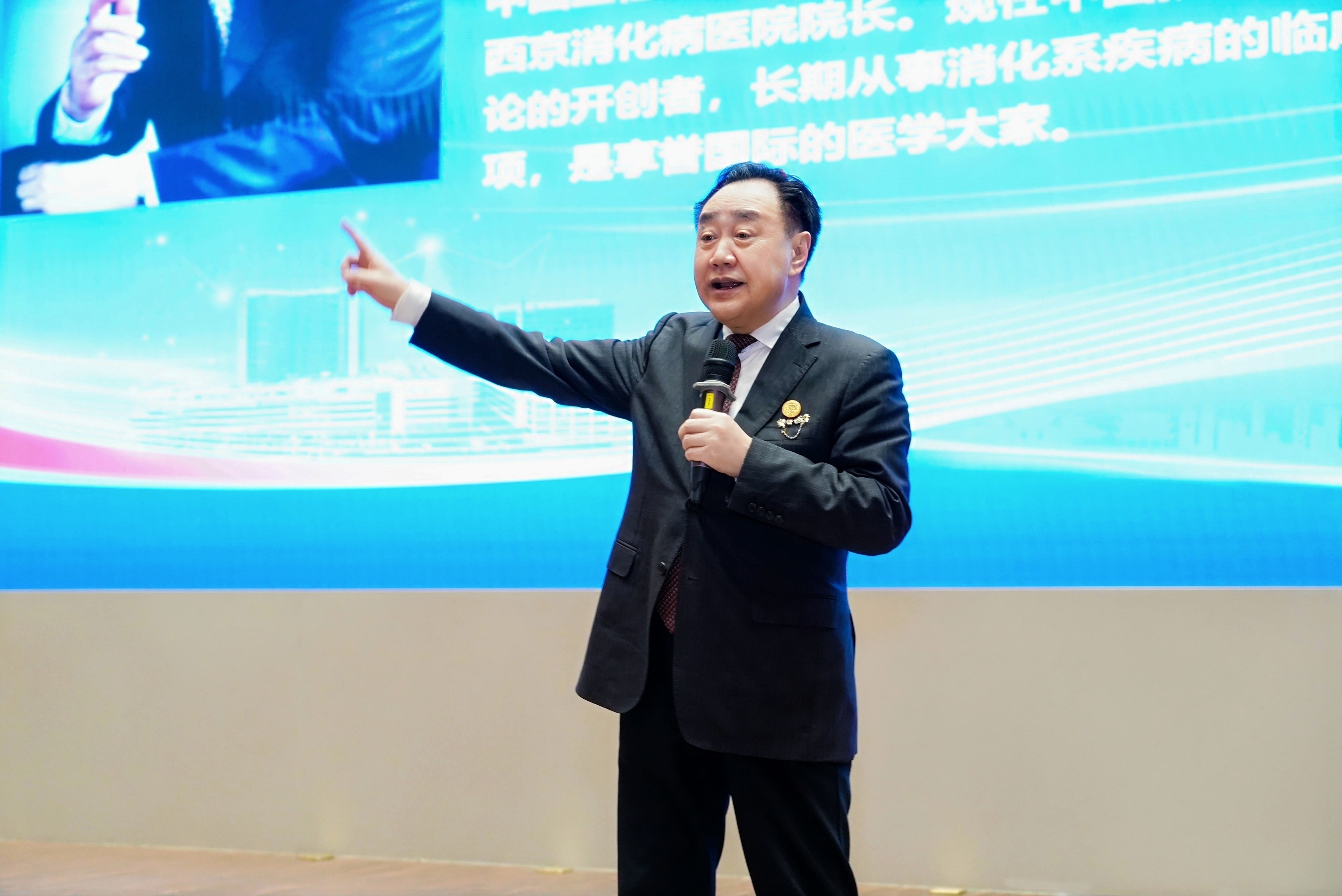 中国工程院院士、著名消化病学专家樊代明发表主旨演讲