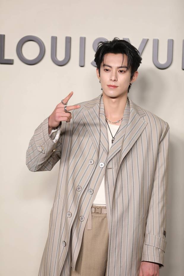 王鹤棣穿灰色条纹大衣，设计感超强。