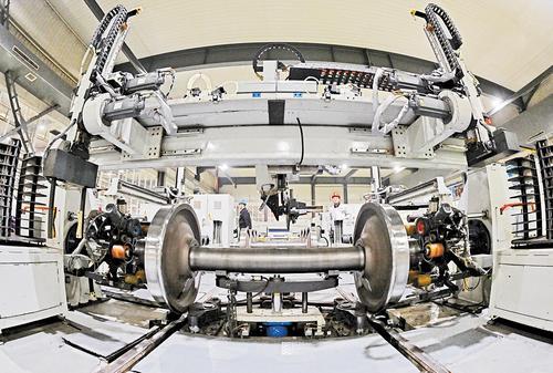 1月9日，轮对轴承智能压装机正在作业。