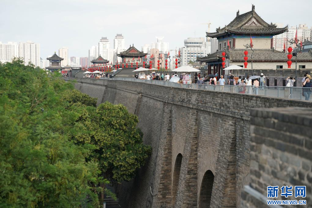 西安城墙南段东侧景色（2025年9月12日摄）。