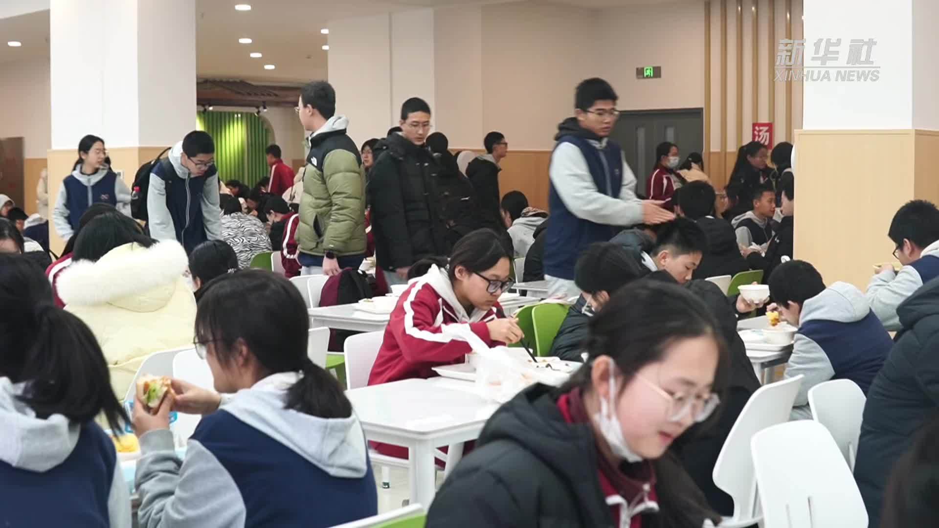 北京：炒菜机器人进校园 智慧食堂守护学生“舌尖”