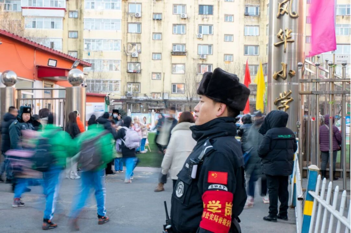 （香坊分局辅警在风华小学开展护学岗工作）