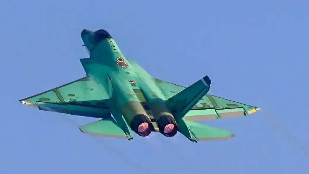 歼-35绿皮机新年首飞，量产信号拉满，加速满足航母需求
